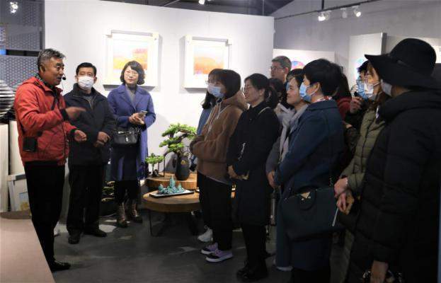 ‘kaiyun官网入口’
威海职业学院艺术学院师生：走进简一艺术空间 享艺术盛宴(图3)