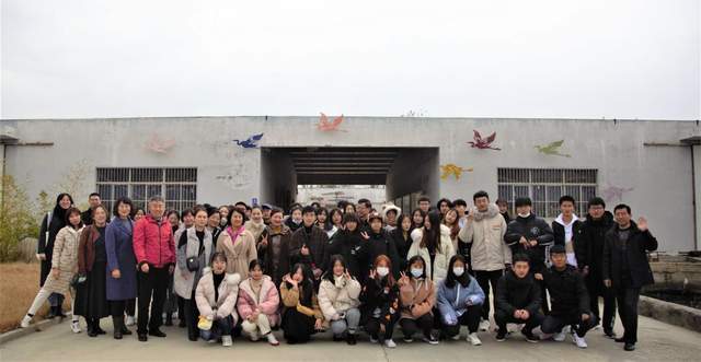 ‘kaiyun官网入口’
威海职业学院艺术学院师生：走进简一艺术空间 享艺术盛宴(图7)