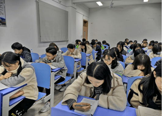 ‘Kaiyun官方网站’
经济治理学院开展“学手册、知规范、见行动”主题教育运动(图2)